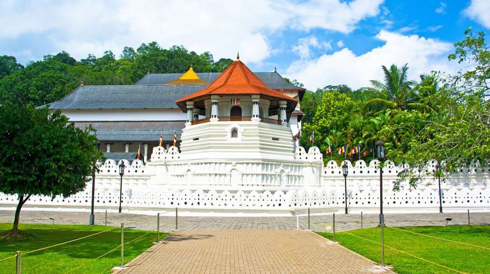 Kandy & Tooth Temple - image 1